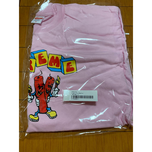 Supreme(シュプリーム)の【新品未使用】Mサイズ Supreme Dynamite Tee pink  メンズのトップス(Tシャツ/カットソー(半袖/袖なし))の商品写真