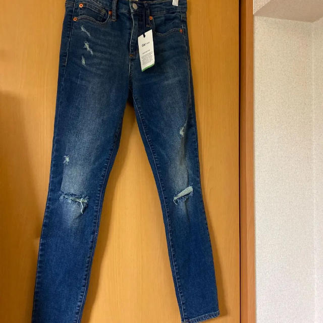 GAP(ギャップ)のgap ダメージデニム  未使用 レディースのパンツ(デニム/ジーンズ)の商品写真