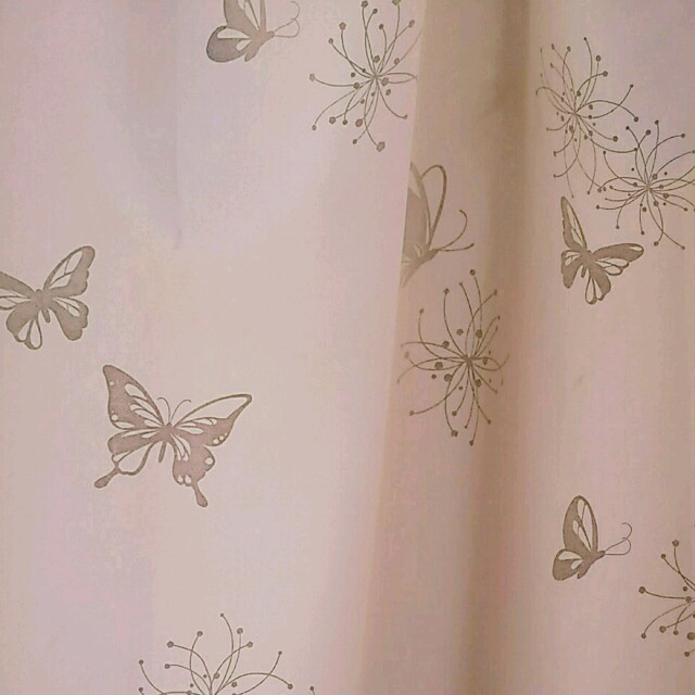 蝶が舞う春爛漫ベビーピンクカーテン インテリア/住まい/日用品のカーテン/ブラインド(カーテン)の商品写真