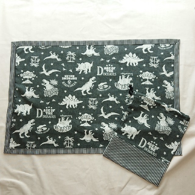 恐竜柄 大判ランチョンマット 40×60cmと 給食袋のセット グレー ハンドメイドのキッズ/ベビー(外出用品)の商品写真