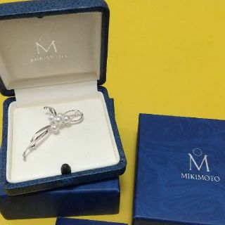 ミキモト(MIKIMOTO)のほぼ新品 MIKIMOTOミキモト パールブローチ(ブローチ/コサージュ)