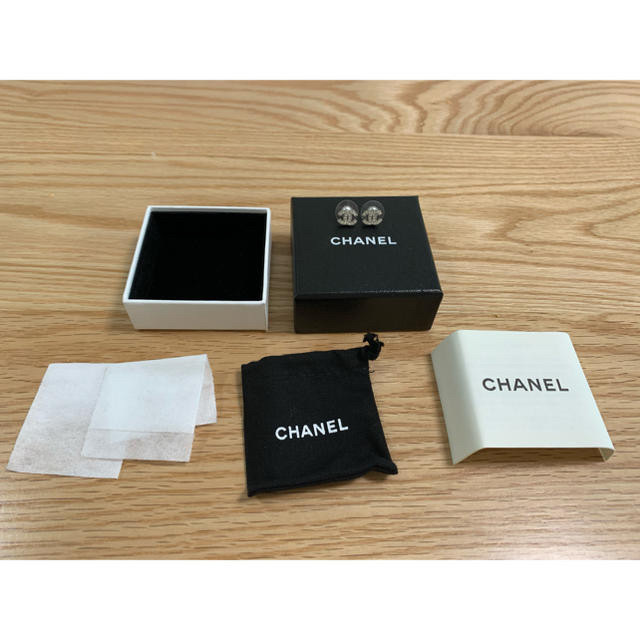 CHANEL(シャネル)のCHANEL ラインストーン　ピアス美品 レディースのアクセサリー(ピアス)の商品写真