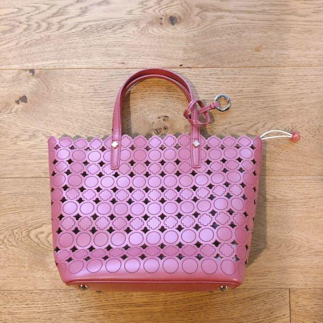 TOCCA(トッカ)のトッカ　バッグ　ピンク　　かわいい　丸柄革 レディースのバッグ(ショルダーバッグ)の商品写真