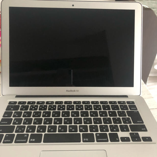 うまく動きますよMacBook Air 2015 13インチ256GB メモリ4GB 角凹み