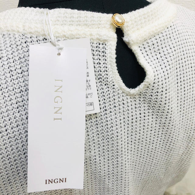 INGNI(イング)のINGNI Mサイズ タグ付き 未使用 ネック付きデザイン ホワイトレース レディースのトップス(ニット/セーター)の商品写真