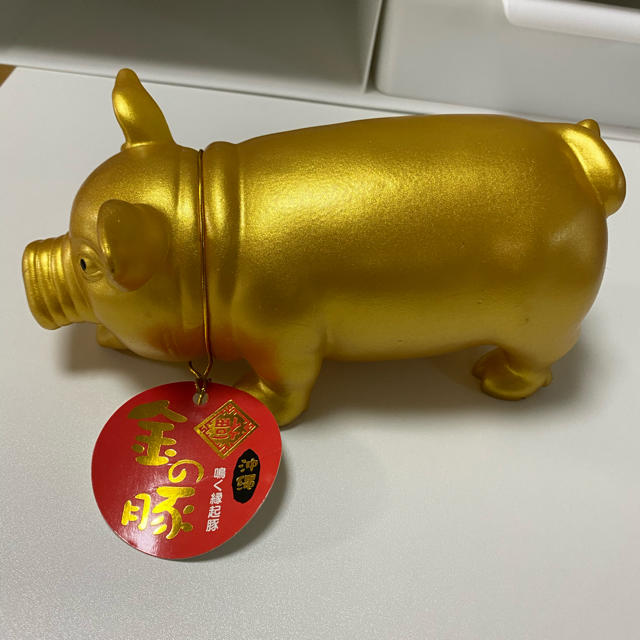 鳴く縁起豚　金の豚　沖縄 エンタメ/ホビーのおもちゃ/ぬいぐるみ(キャラクターグッズ)の商品写真