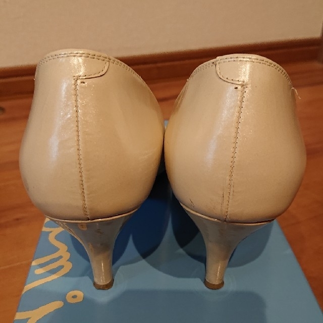 GINZA Kanematsu(ギンザカネマツ)の複数回着用 銀座かねまつ パンプス パールホワイト 25E レディースの靴/シューズ(ハイヒール/パンプス)の商品写真