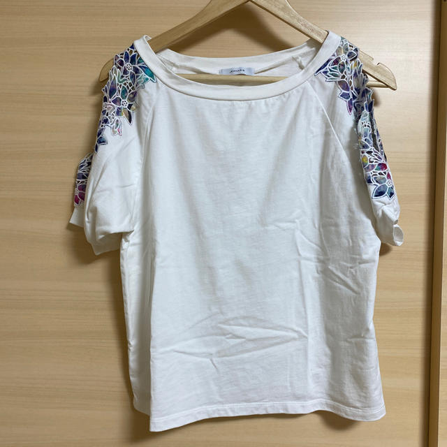 JEANASIS(ジーナシス)のオフショルダー　Tシャツ レディースのトップス(Tシャツ(半袖/袖なし))の商品写真