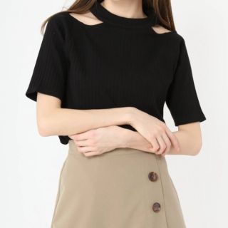 セシルマクビー(CECIL McBEE)の【美品】セシルマクビー サイドネックスリットトップス(カットソー(半袖/袖なし))