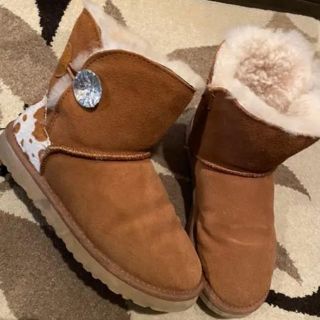 アグ(UGG)のUGG ムートンブーツ ブラウン スワロフスキー（24cm）(ブーツ)