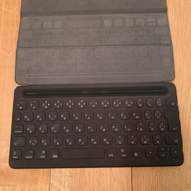 Apple(アップル)のapple iPad Pro 10.5 smart keyboard ジャンク  スマホ/家電/カメラのスマホアクセサリー(iPadケース)の商品写真