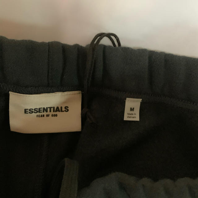 FEAR OF GOD(フィアオブゴッド)のfog essentials スウェットパンツ 黒 Mサイズ メンズのパンツ(その他)の商品写真