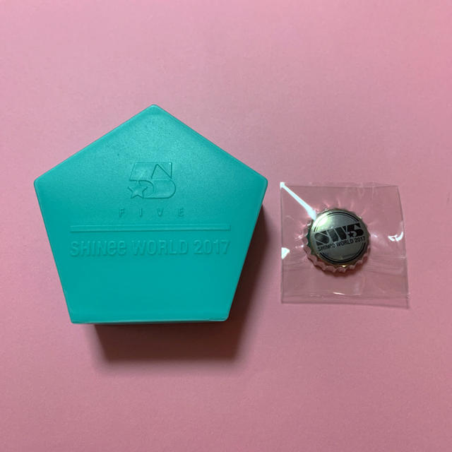 SHINee(シャイニー)のSHINee   箱 & バッチ  セット エンタメ/ホビーのタレントグッズ(アイドルグッズ)の商品写真