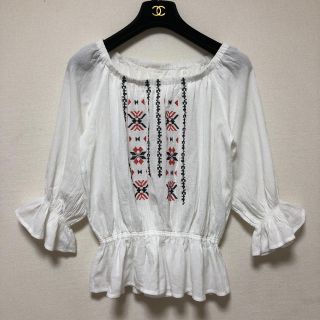 ローリーズファーム(LOWRYS FARM)の美品　ローリーズファーム　刺繍入りブラウス　M 白(シャツ/ブラウス(長袖/七分))