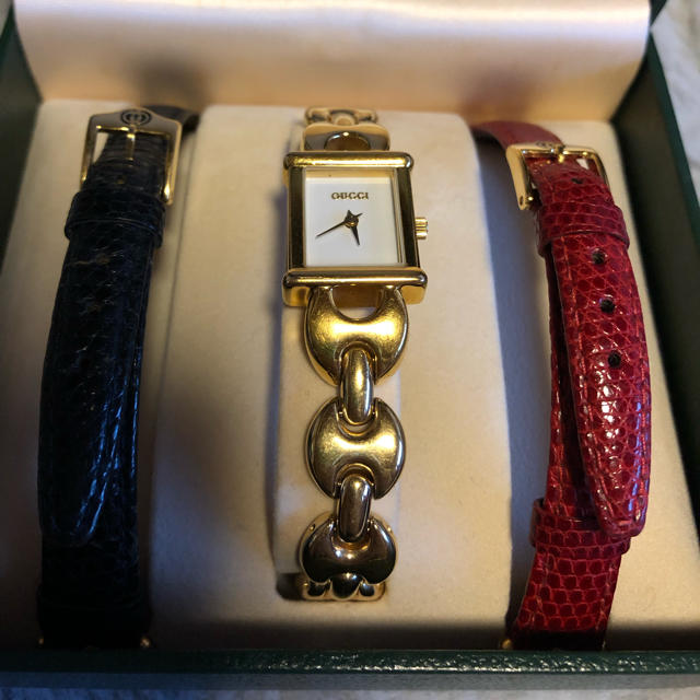 Gucci(グッチ)のグッチ　腕時計　GUCCI ゴールド　赤　黒　ベルト付け替え レディースのファッション小物(腕時計)の商品写真