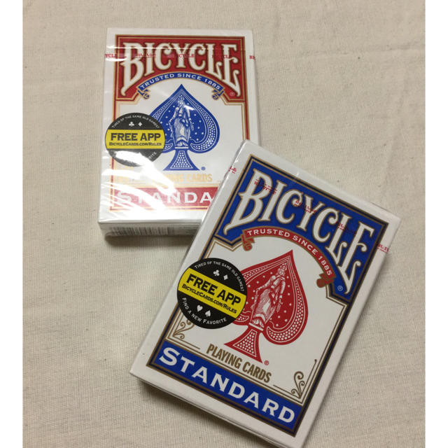 BICYCLE バイスクル トランプ ポーカーサイズ レッド、ブルー 2個セット エンタメ/ホビーのテーブルゲーム/ホビー(トランプ/UNO)の商品写真