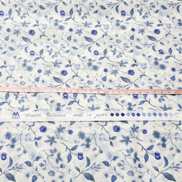 マンセルコレクション　白×ブルー　木の実　yuwa　110×50 ハンドメイドの素材/材料(生地/糸)の商品写真