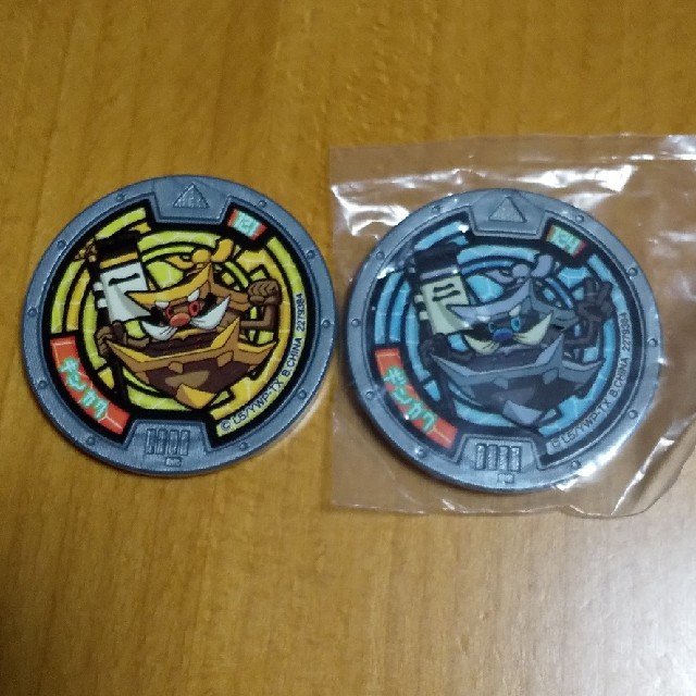 BANDAI(バンダイ)の妖怪ウォッチ メダル 2枚 キンカク ギンカク エンタメ/ホビーのおもちゃ/ぬいぐるみ(キャラクターグッズ)の商品写真