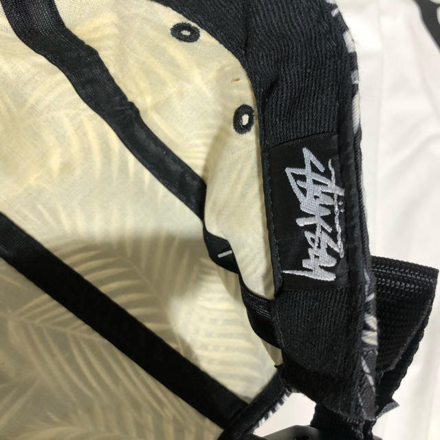 STUSSY(ステューシー)のSTUSSY ステューシー　キャップ　リーフ柄　白　黒スナップバック レディースの帽子(キャップ)の商品写真