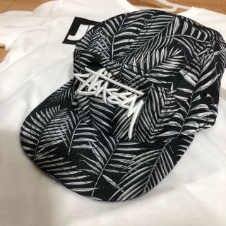 ステューシー(STUSSY)のSTUSSY ステューシー　キャップ　リーフ柄　白　黒スナップバック(キャップ)