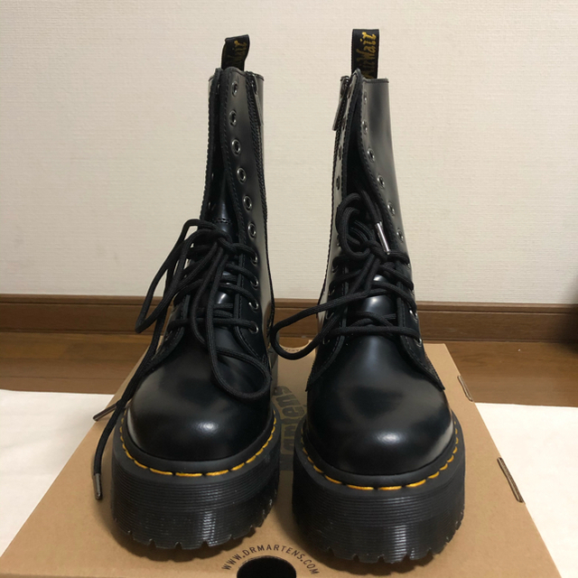 Dr.Martens(ドクターマーチン)の【新品】ドクターマーチン　10ホール　厚底 レディースの靴/シューズ(ブーツ)の商品写真