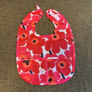 マリメッコ(marimekko)のマリメッコ marimekko★お食事 エプロン スタイ  赤 ミニウニッコ(お食事エプロン)