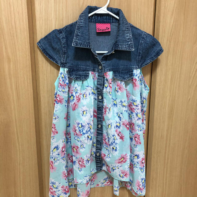 しまむら(シマムラ)の女の子　シャツワンピース　デニム　花柄 キッズ/ベビー/マタニティのキッズ服女の子用(90cm~)(ワンピース)の商品写真