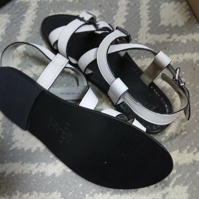 MANGO(マンゴ)のレザーサンダル【39】未使用／白黒／本革 レディースの靴/シューズ(サンダル)の商品写真