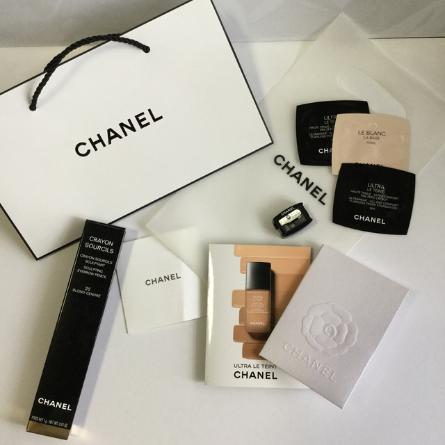 CHANEL(シャネル)の【CHANEL】ファンデ＋下地サンプルセット+シャープナー+メッセージカード コスメ/美容のベースメイク/化粧品(ファンデーション)の商品写真