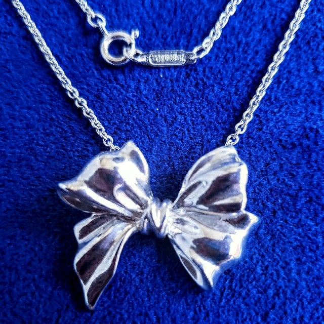 Large ribbon bow Pendant necklace