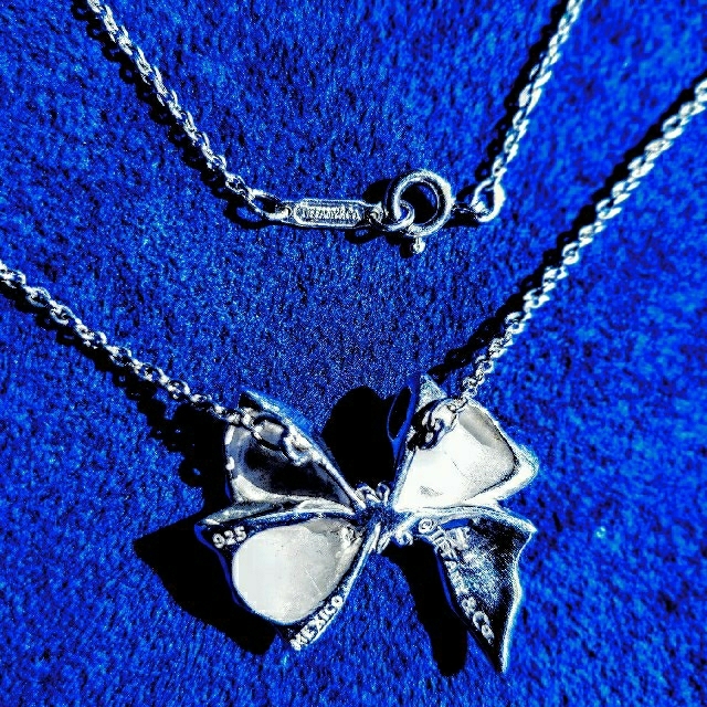 Large ribbon bow Pendant necklace