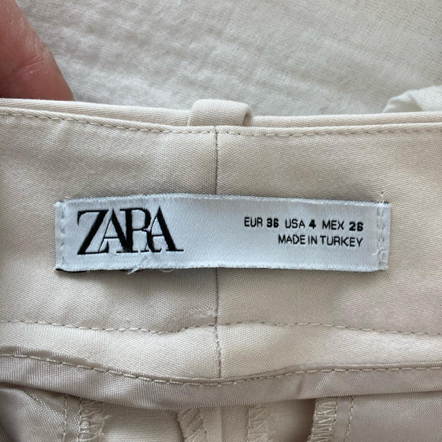 ZARA(ザラ)の☆ZARA☆ダブルレイヤード仕様チノパンツ☆ベージュ☆ レディースのパンツ(チノパン)の商品写真