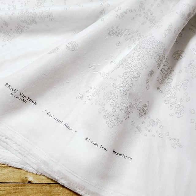 ダブルガーゼ　ナニイロ　白×シルバー　106×50cm ハンドメイドの素材/材料(生地/糸)の商品写真