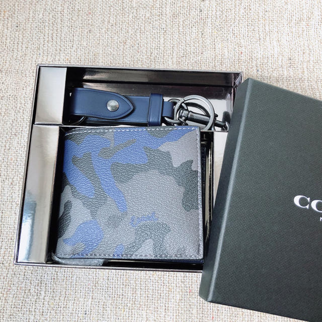 【新品】COACH コーチ 二つ折り財布とキーホルダーのセット　ギフトボックス付