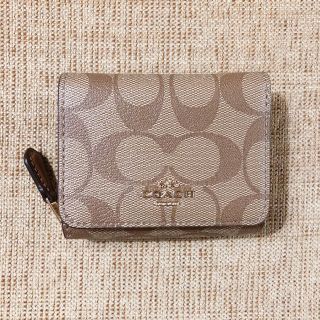 コーチ(COACH)の【新品】COACH シグネチャー スモール トライフォールド ウォレット(財布)