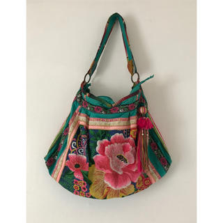 ジャマンピュエッシュ(JAMIN PUECH)の台湾購入のエキゾチックなチャーム付刺繍バッグ(ショルダーバッグ)