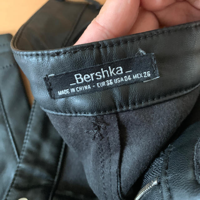 Bershka☆レザー風パンツ