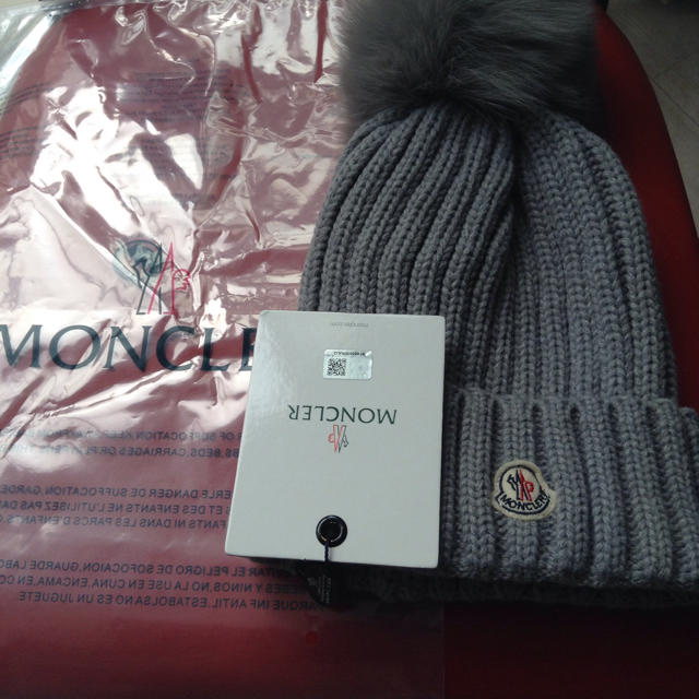 MONCLER(モンクレール)のニット 帽子 編み キャップ グレー レディースの帽子(キャップ)の商品写真