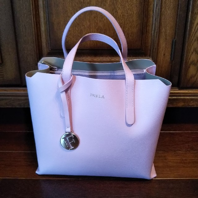 FURLA  ピンクのトートバッグ  美品！布袋付き。