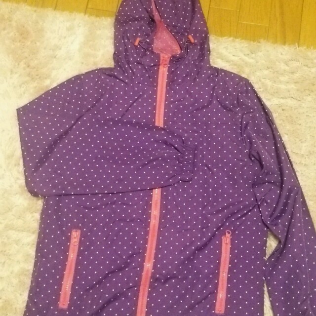 紫ドット柄ウインドブレーカー レディースのジャケット/アウター(ナイロンジャケット)の商品写真
