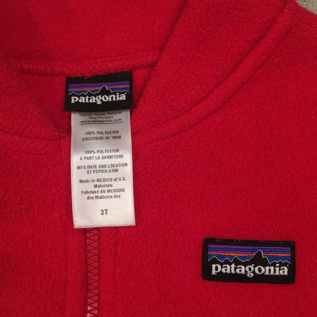patagonia(パタゴニア)のパタゴニア キッズフリースベスト 赤 サイズ3Ｔ キッズ/ベビー/マタニティのキッズ服男の子用(90cm~)(ジャケット/上着)の商品写真