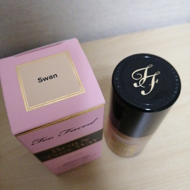 Too Faced(トゥフェイス)のトゥーフェイスド　ボーンディスウェイファンデーション　スワン　美品 コスメ/美容のベースメイク/化粧品(ファンデーション)の商品写真