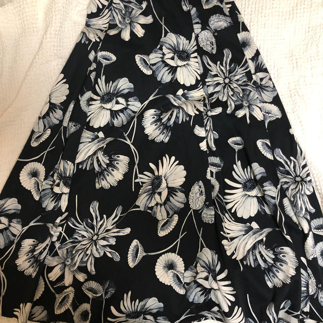 ZARA(ザラ)のZARA 花柄　フラワー　ミディスカート レディースのスカート(ロングスカート)の商品写真