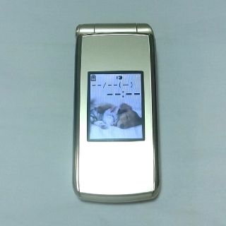 フジツウ(富士通)の良美品 富士通 らくらくホン7  F-09B プラチナ ゴールド(携帯電話本体)