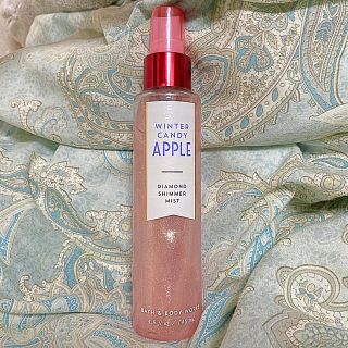 バスアンドボディーワークス(Bath & Body Works)のラメ入りフレグランスミスト(キャンディーアップルの香り)(香水(女性用))