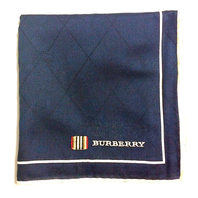 BURBERRY(バーバリー)の【新品】BURBERRYの紺色ハンカチ レディースのファッション小物(ハンカチ)の商品写真