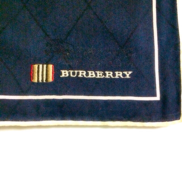 BURBERRY(バーバリー)の【新品】BURBERRYの紺色ハンカチ レディースのファッション小物(ハンカチ)の商品写真