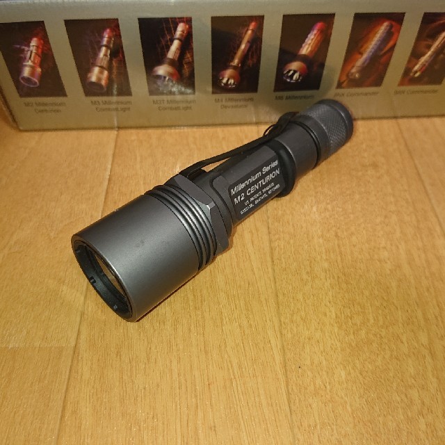 SUREFIRE(シュアファイア)のレディ様専用 【箱付き美品】SUREFIRE M2 スポーツ/アウトドアのアウトドア(ライト/ランタン)の商品写真