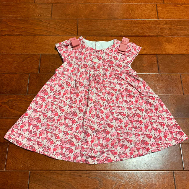 BeBe(ベベ)のBEBEベベ★リボンモチーフリバティ小花柄コットンワンピース キッズ/ベビー/マタニティのキッズ服女の子用(90cm~)(ワンピース)の商品写真