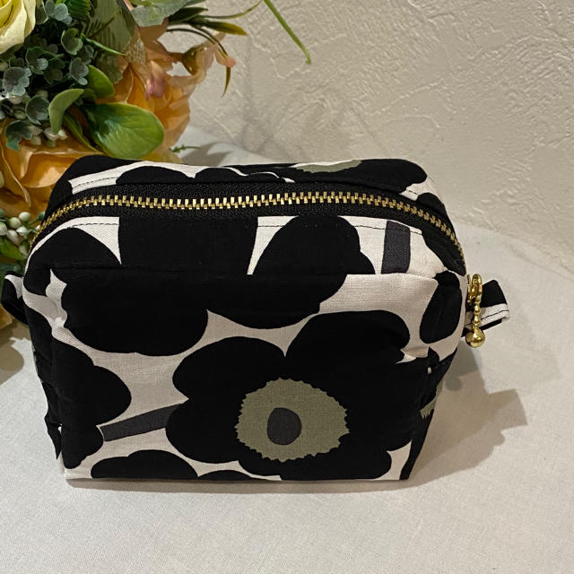 marimekko(マリメッコ)のマリメッコ ボックスポーチ 化粧ポーチ ミニウニッコ柄 モノトーン ハンドメイドのファッション小物(ポーチ)の商品写真